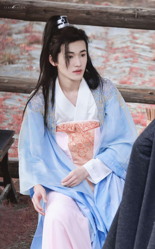 組圖 宋亞軒解鎖古風(fēng)女裝造型 涂腮紅撐油紙傘畫(huà)風(fēng)逗趣